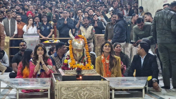 মহাকালেশ্বর মন্দির দর্শনে শিল্পা শেট্টি ও শমিতা শেট্টি মহাকালেশ্বর মন্দির দর্শনে শিল্পা শেট্টি ও শমিতা শেট্টি