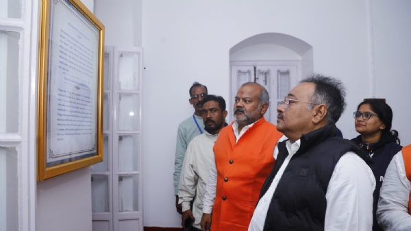 স্বামীজীর মূর্তিতে মাল্যদান