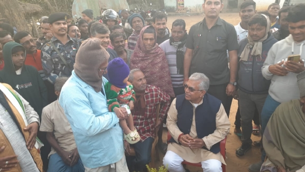 ঝাড়গ্রামে দিলীপ ঘোষের ‘চায়ে পে চর্চা’