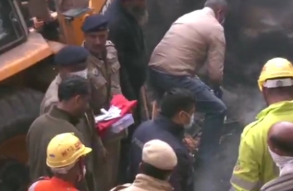 হিমাচলের সোলানে বহুতলে ভয়াবহ আগুন, ৫টি শিশু-সহ মৃত ৫ হিমাচলের সোলানে বহুতলে ভয়াবহ আগুন, ৫টি শিশু-সহ মৃত ৫