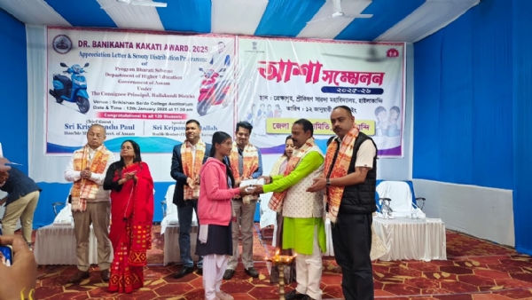 পড়ুয়াদের হাতে ট্যাবলেট পিসি প্রদান