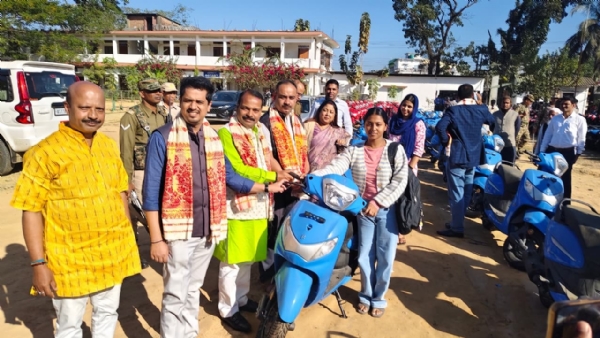 হাইলাকান্দিতে সরকারি স্কুটি বণ্টন