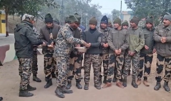 সাম্বায় স্থানীয়দের সঙ্গে লোহরি উদযাপন বিএসএফ জওয়ানদের