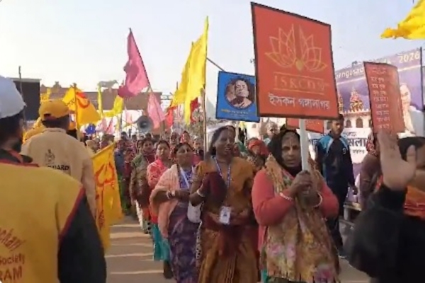 গঙ্গাসাগরে বিপুল পুণ্যার্থীর সমাগম, স্নানের আগেই জমজমাট পুণ্যভূমি গঙ্গাসাগরে বিপুল পুণ্যার্থীর সমাগম, স্নানের আগেই জমজমাট পুণ্যভূমি