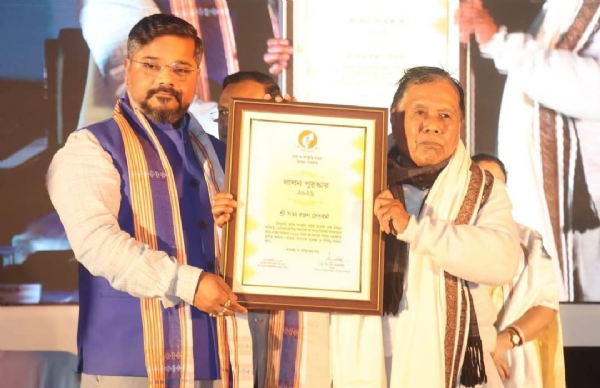 বইমেলায় পুরস্কার বিতরণ