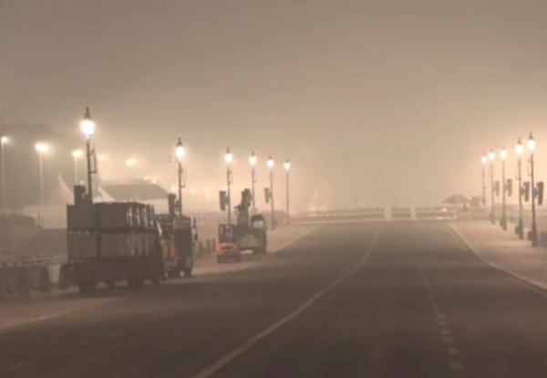 শীতে জবুথবু দিল্লি, কনকনে ঠান্ডায় কাঁপছে জাতীয় রাজধানী শীতে জবুথবু দিল্লি, কনকনে ঠান্ডায় কাঁপছে জাতীয় রাজধানী