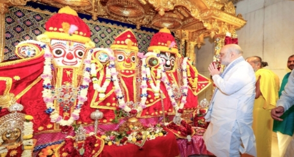 আহমেদাবাদে জগন্নাথ মন্দির দর্শনে অমিত শাহ, উত্তরায়ণ উদযাপনে শামিল আহমেদাবাদে জগন্নাথ মন্দির দর্শনে অমিত শাহ, উত্তরায়ণ উদযাপনে শামিল