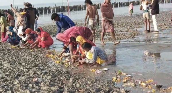 মকর সংক্রান্তির পুণ্যলগ্নে গঙ্গাসাগরে লক্ষ লক্ষ ভক্তের মহাস্নান