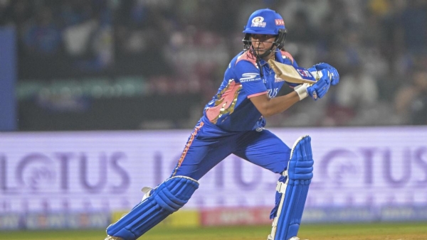 ডব্লিউপিএল ইতিহাসে হরমনপ্রীত কৌর দ্বিতীয় খেলোয়াড় হিসেবে ১০০০ রান পূর্ণ করলেন