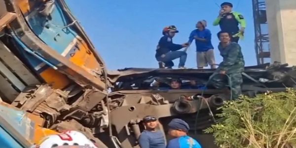 ক্রেনের ধাক্কায় লাইনচ্যুত ট্রেন, থাইল্যান্ডে মৃত্যু অন্তত ২৮ জনের