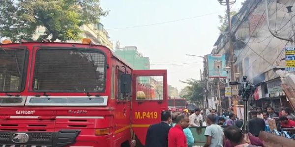 কলকাতার বিবি গাঙ্গুলি স্ট্রিটে ভয়াবহ অগ্নিকাণ্ড, আতঙ্কিত এলাকাবাসী