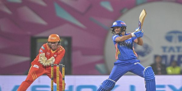 ডব্লুউপিএল:হরমনপ্রীতের নেতৃত্বে মুম্বই ইন্ডিয়ান্স রেকর্ড জয় পেল