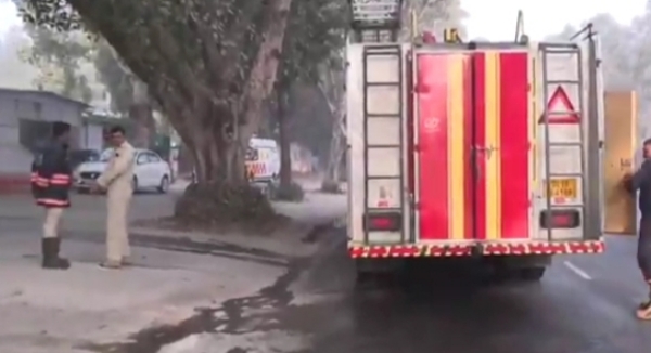 বিজেপি নেতা রবিশঙ্করের বাড়িতে আগুন, দমকলের তৎপরতায় এল আয়ত্তে বিজেপি নেতা রবিশঙ্করের বাড়িতে আগুন, দমকলের তৎপরতায় এল আয়ত্তে