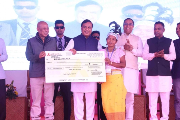 জনৈক সুবিধাভোগিণীর হাতে মহিলা উদ্যোমিতা প্রকল্পের চেক তুলে দিচ্ছেন মুখ্যমন্ত্রী