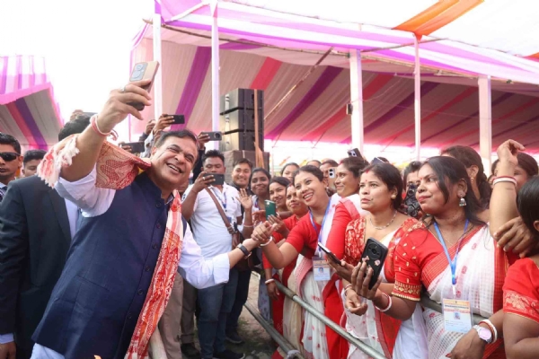 বরাবরের মতো মুখ্যমন্ত্রীর সঙ্গে সেলফি তোলার ধুম