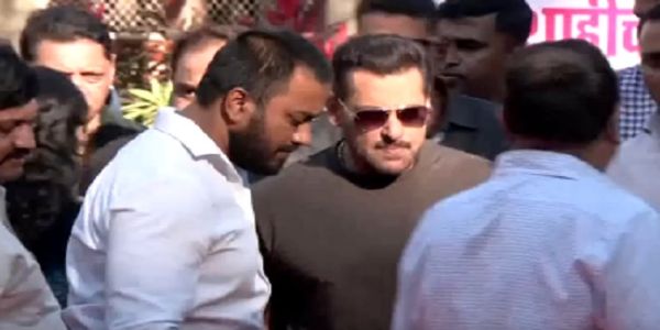 মহারাষ্ট্রের ২৯টি পৌরসভায় সম্পন্ন ভোট, মুম্বইয়ে গণতন্ত্রের উৎসবে তারকারা