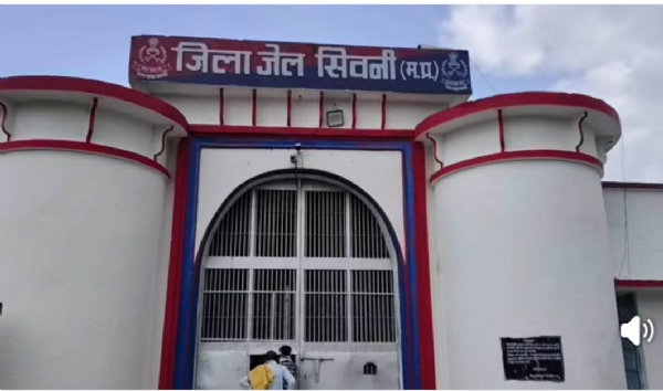 সিওনিতে জেলা জেল থেকে পালানো তিন বন্দি পরিবারের সহায়তায় ফিরে এল