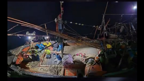 ভারতে ঢুকে পড়া পাকিস্তানের মাছ ধরার নৌকা ধাওয়া করে ধরা