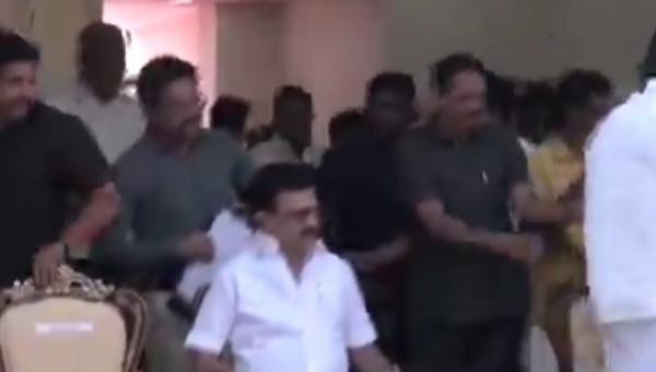 মাদুরাইয়ে জাল্লিকাট্টি অনুষ্ঠানে এম কে স্ট্যালিন, ষাঁড়কে বাগে আনলেই সরকারি চাকরি