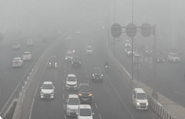 শীতে কাঁবু দিল্লি, ঘন কুয়াশায় বিপর্যস্ত স্বাভাবিক জনজীবন