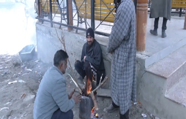 উত্তর ও মধ্য কাশ্মীরে মৃদু তুষারপাত, কনকনে ঠান্ডা শ্রীনগরে