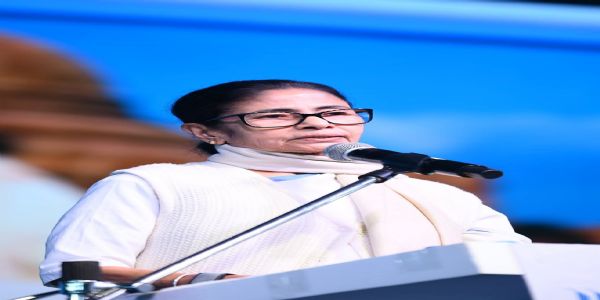 সুচিত্রা সেনের প্রয়াণ দিবসে শ্রদ্ধার্ঘ্য মুখ্যমন্ত্রী মমতা বন্দ্যোপাধ্যায়ের