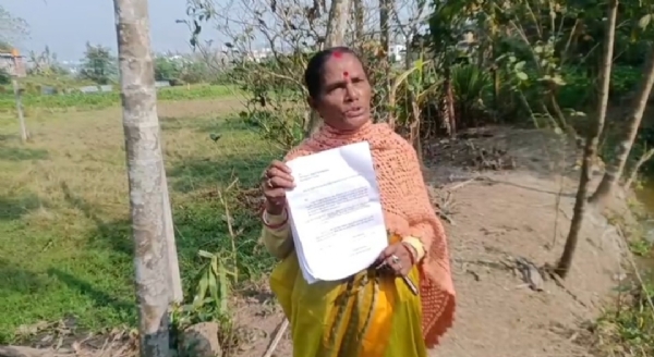 প্রশাসনে অভিযোগ করলেন মহিলা