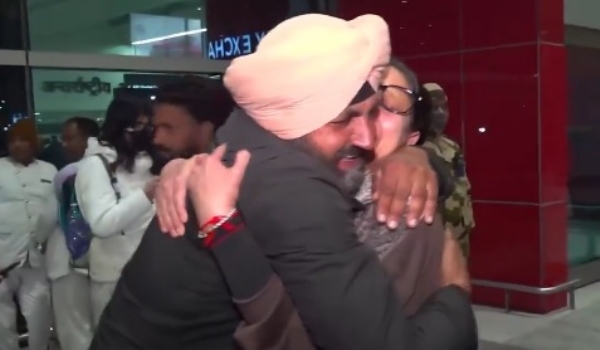 ইরান থেকে দেশে ফিরলেন ভারতীয়রা, আত্মীয়কে জড়িয়ে কান্না
