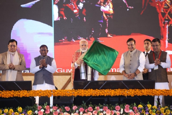 পতাকা নেড়ে দুটি নতুন অমৃত ভারত এক্সপ্রেস-এর সূচনা প্রধানমন্ত্রী মোদীর