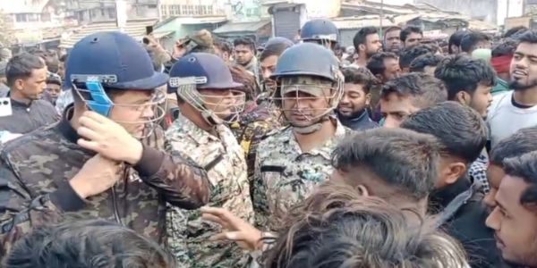 বেলডাঙা এখনও থমথমে; চলছে না ট্রেন, ভোগান্তি যাত্রীরা