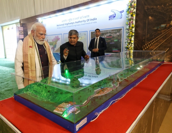 প্রধানমন্ত্রীকে কাজিরঙা এলিভেটেড করিডর প্রকল্প সম্পৰ্কে অবগত করছেন নাহাই কর্তৃপক্ষ (চিত্র দুই)