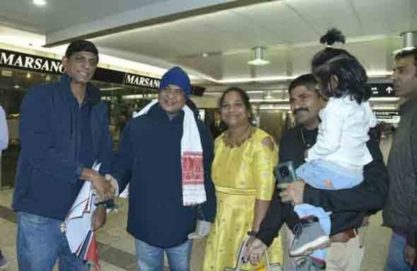 জুরিখ বিমানবন্দরে অন্য প্ৰবাসী ভারতীয়দের সঙ্গে মুখ্যমন্ত্রী