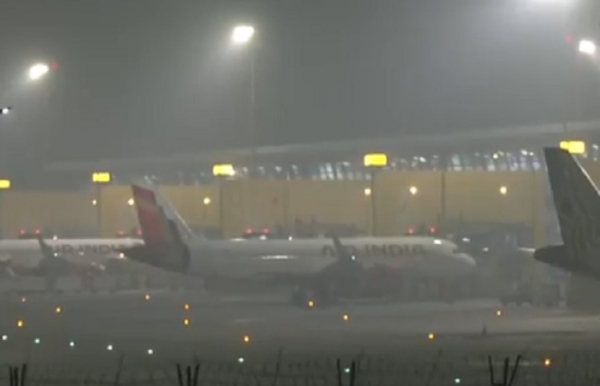 শীত ও দূষণে নাজেহাল দিল্লি, পিছু ছাড়ছে না কুয়াশাও