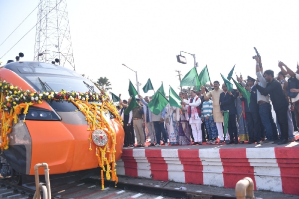 রঙিয়া স্টেশনে স্থানীয়দের সঙ্গে স্বাগত জানাচ্ছেন সাংসদ দিলীপ শইকিয়া