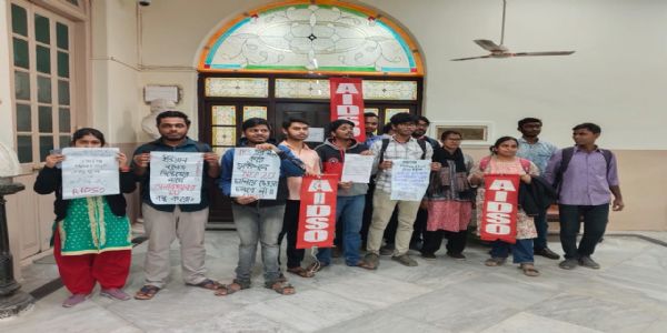 কলকাতা বিশ্ববিদ্যালয়ের উপাচার্যের কাছে ডেপুটেশনে সামিল এআইডিএসও