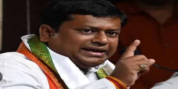 কর্মরত এক সাংবাদিকের বুম কেড়ে নেওয়ায় কটাক্ষ সুকান্ত মজুমদারের