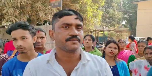 প্রতাপগড়ে শাসকদলের নেতার বিরুদ্ধে চাঁদাবাজির অভিযোগে থানায় লিখিত নালিশ