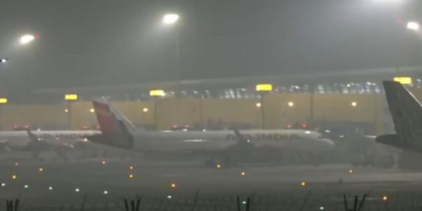 শীত ও দূষণে নাজেহাল দিল্লি, পিছু ছাড়ছে না কুয়াশাও