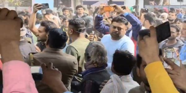এসআইআর শুনানি কেন্দ্র ঘিরে হরিশ্চন্দ্রপুরে উত্তেজনা, পুলিশের সঙ্গে তৃণমূল কর্মীদের ধস্তাধস্তি