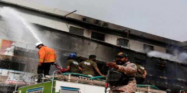 করাচির শপিং মলের আগুনে মৃতের সংখ্যা বেড়ে ১০, এখনও নিখোঁজ ৬০ জন