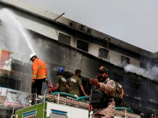 করাচির শপিং মলের আগুনে মৃতের সংখ্যা বেড়ে ১০, এখনও নিখোঁজ ৬০ জন