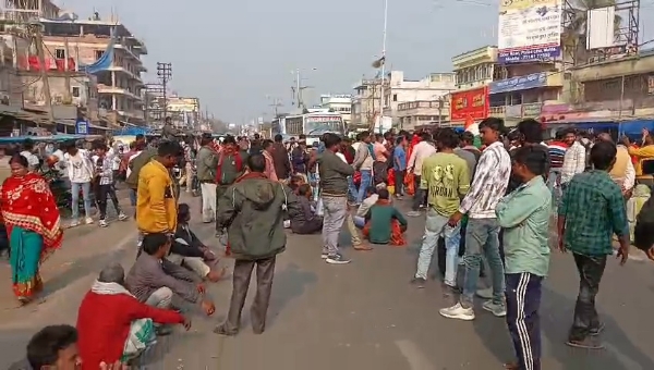 বিক্ষোভ রাস্তার ওপর