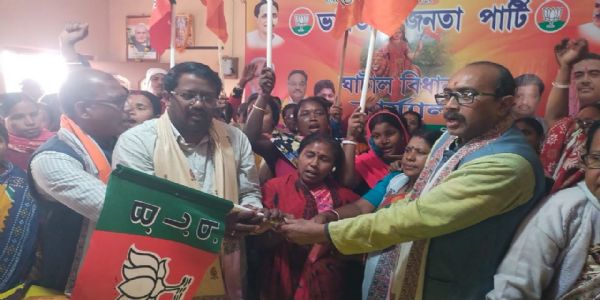 ঘাটালে তৃণমূল ছেড়ে বিজেপিতে যোগ শতাধিক মহিলা কর্মীর, রাজনৈতিক তরজা তুঙ্গে