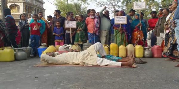 হিঙ্গলগঞ্জে জলের দাবিতে রাস্তা অবরোধ গ্রামবাসীদের