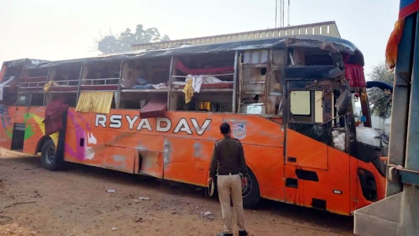 দিল্লি-মুম্বই জাতীয় সড়কে বাস উল্টে আহত ১৬ জন যাত্রী