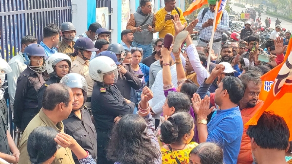দলীয়কর্মীদের ওপর হামলার প্রতিবাদে  দুর্গাপুরে জুতো হাতে মহকুমাশাসক অফিস ঘেরাও বিজেপির, উত্তেজনা