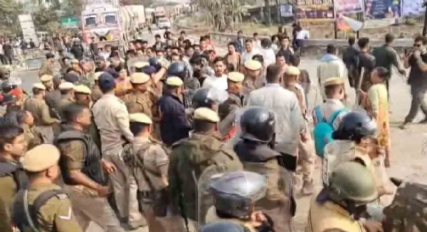 পুলিশ-আধাসেনার টহল (দুই)