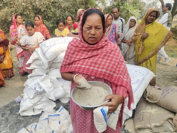পাথরপ্রতিমায় রেশন দোকানে নিম্নমানের সামগ্রী পাথরপ্রতিমায় রেশন দোকানে নিম্নমানের সামগ্রী