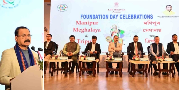 বিশিষ্টজনের উপস্থিতিতে বক্তব্য পেশ করছেন অসমের মন্ত্রী চন্দ্রমোহন পাটোয়ারি বিশিষ্টজনের উপস্থিতিতে বক্তব্য পেশ করছেন অসমের মন্ত্রী চন্দ্রমোহন পাটোয়ারি