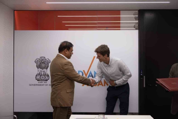 ভারাহ গ্রুপের সিওও ইকারুস জানজেনের সঙ্গে করমর্দন